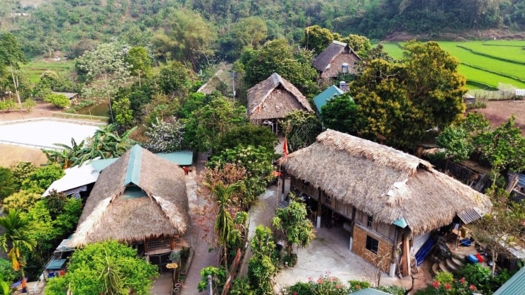 Một góc bình yên của Xóm Mỗ với những ngôi nhà sàn san sát nhau.