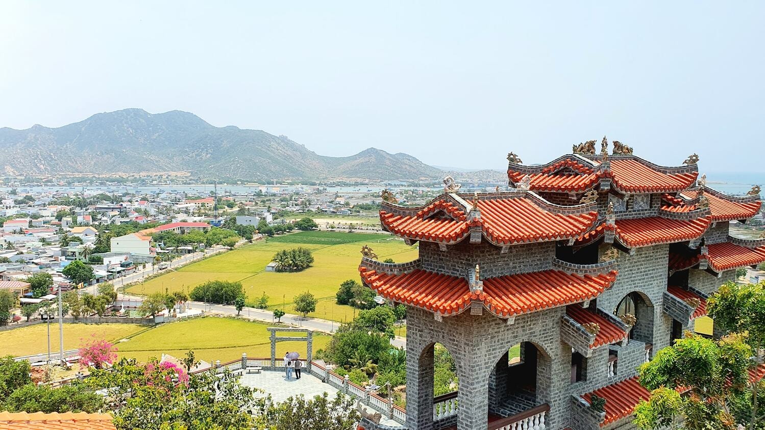 Kiến trúc mái cong truyền thống của Trùng Sơn Cổ Tự với các chi tiết điêu khắc tinh xảo.