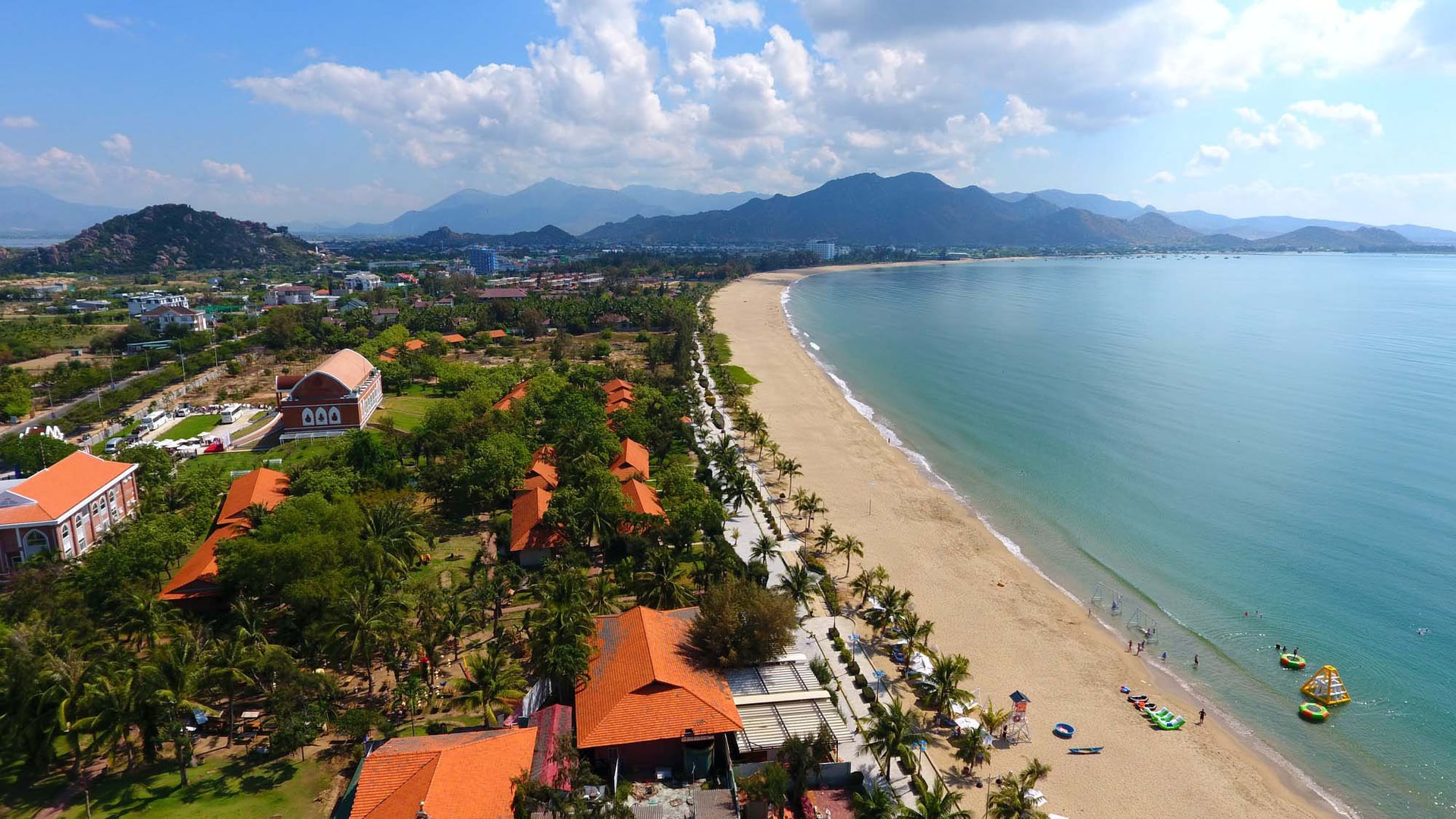 Bãi biển Ninh Chữ mùa hè
