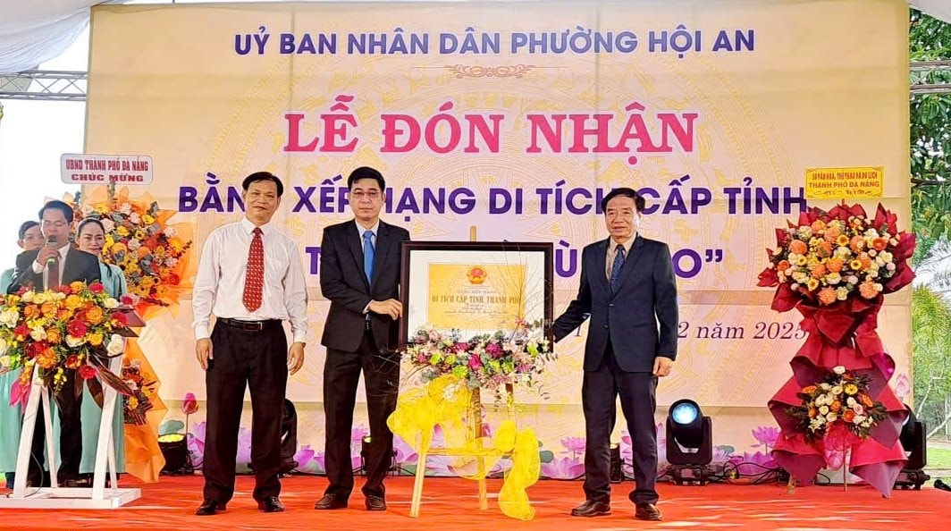 Mr. Nguyen Duc Binh was removed from office as Chairman of Hoi An Ward People's Council, and received a certificate of ranking of relics.(1).jpg