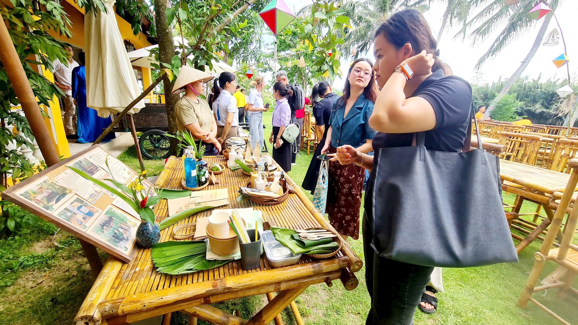 Výstava produktů a řešení pro snížení plastového odpadu v Hoi An. Foto: HOANG LIEN