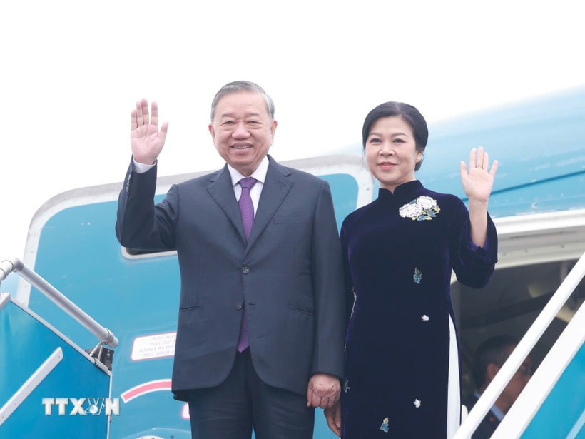 tong-bi-thu-len-duong-tham-lao-va-du-le-ky-niem-50-nam-quoc-khanh-nuoc-chdcnd-lao-8442721.jpg