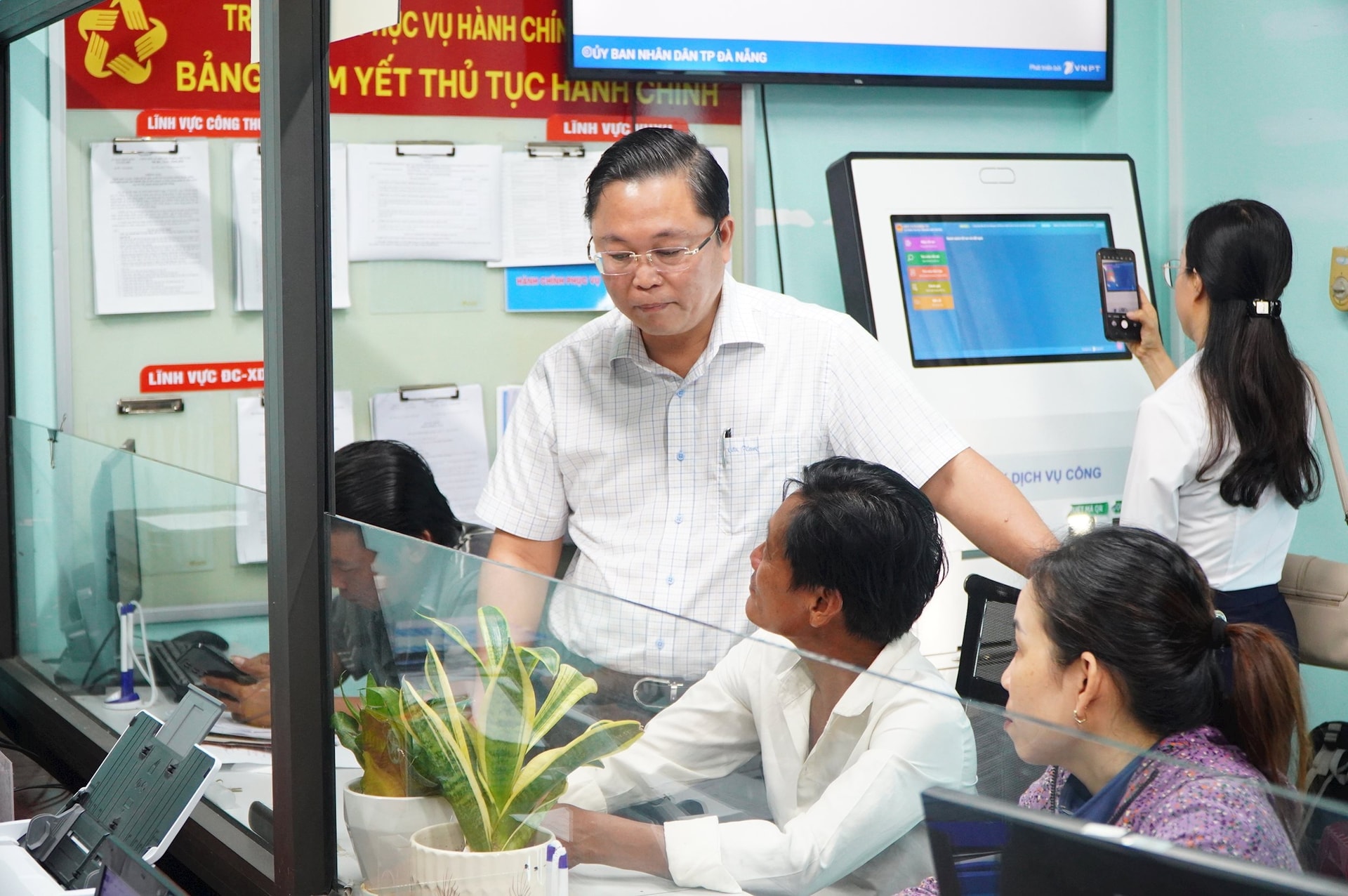 Chủ tịch Uỷ ban MTTQ Việt Nam thành phố Đà Nẵng Lê Trí Thanh kiểm tra công tác tiếp công dân tại Trung tâm cung ứng dịch vụ sự nghiệp công
