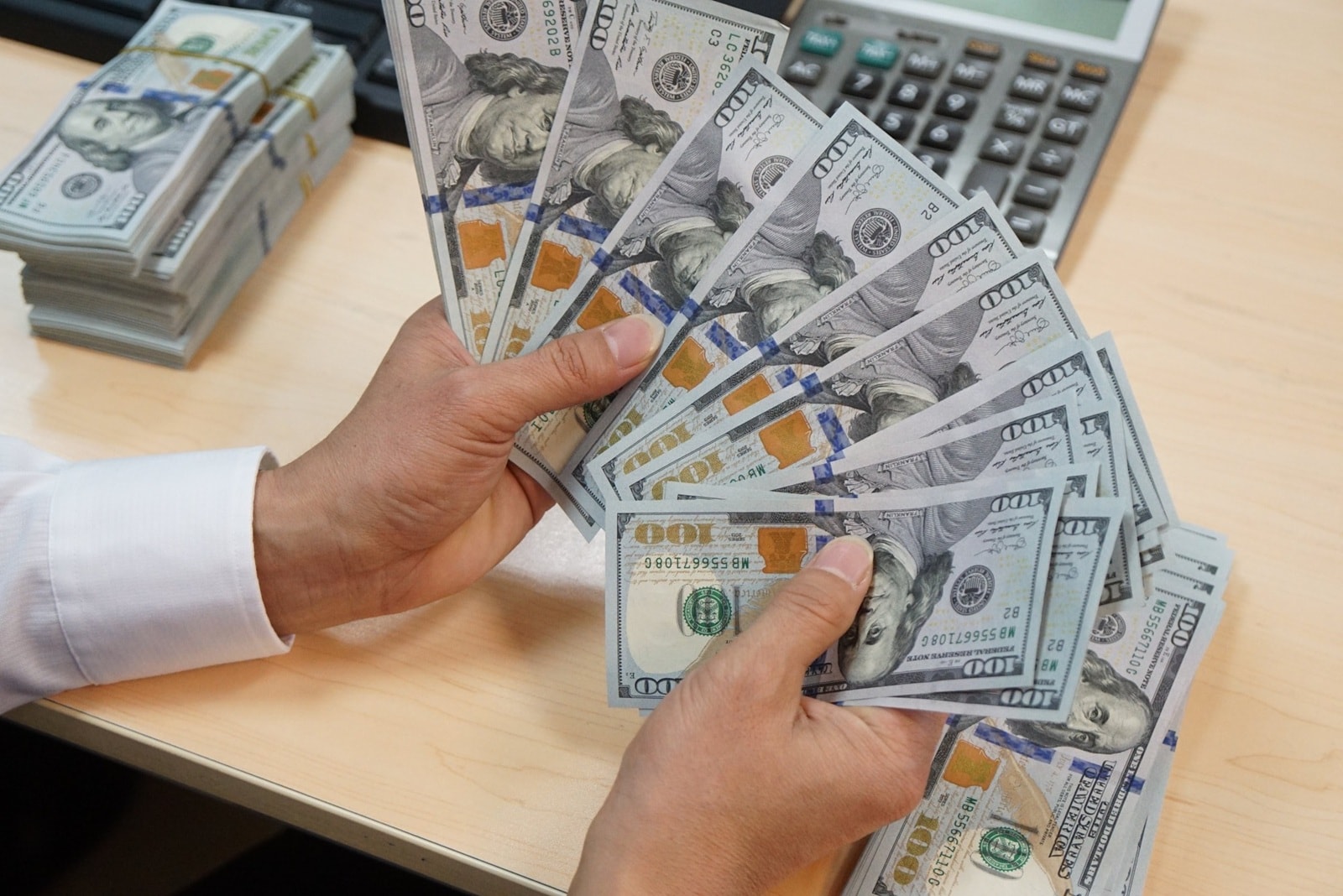 Tỷ giá USD hôm nay 2/12/2025: Thị trường tự do tăng mạnh