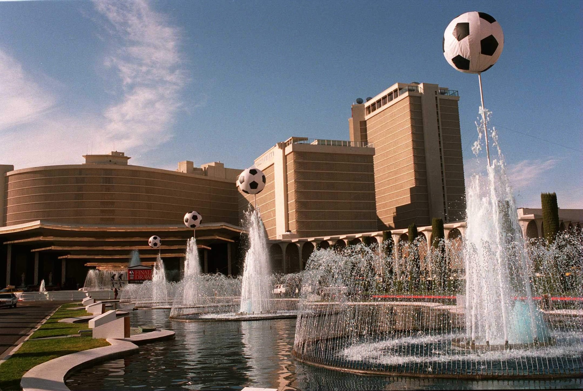 Bên ngoài khách sạn Caesars Palace, nơi tổ chức lê bốc thăm vòng bảng World Cup 1994