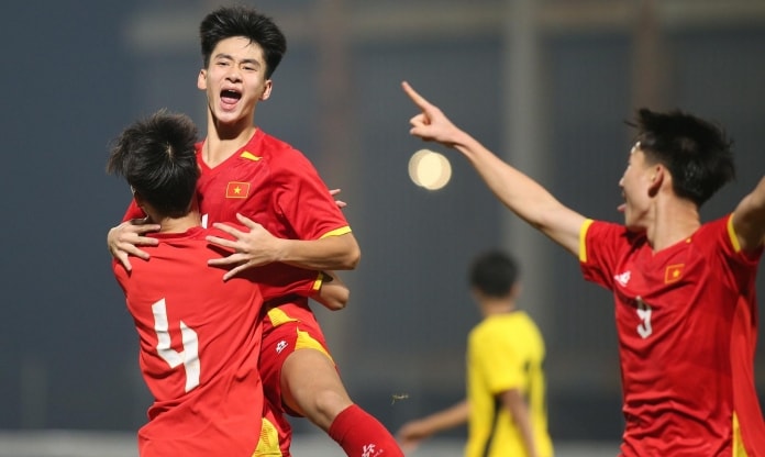 U17 Việt Nam ăn mừng chiến thắng thuyết phục trước U17 Malaysia.