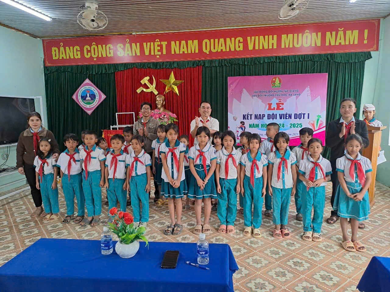 Thầy Tiến trao giấy khen cho các em học sinh tại Trường Tiểu học Lăng. Ảnh: Pơloong Mum