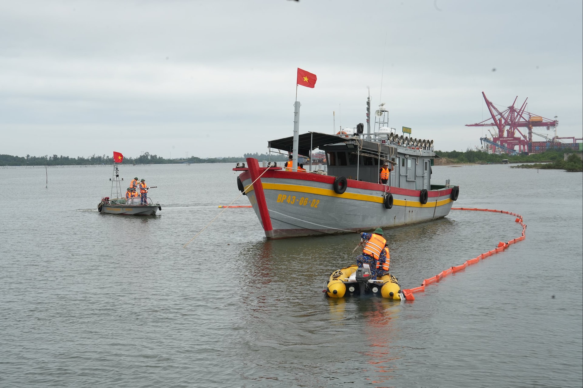 Thả phao quây dầu. Ảnh: HỒNG ANH