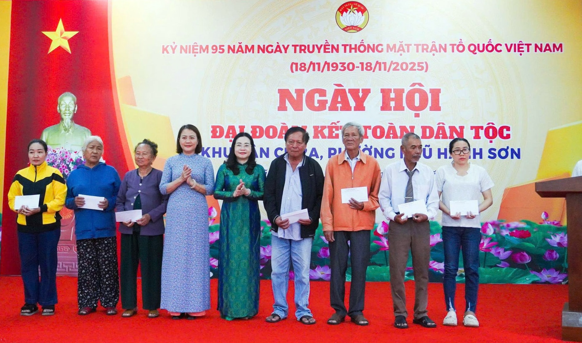 Phó Chủ tịch Ủy ban MTTQ Việt Nam thành phố Trần Thị Mẫn (thứ 4 từ trái qua) tặng quà người dân phường Ngũ Hành Sơn nhân Ngày hội đại đoàn kết toàn dân tộc năm 2025. Ảnh: M.T