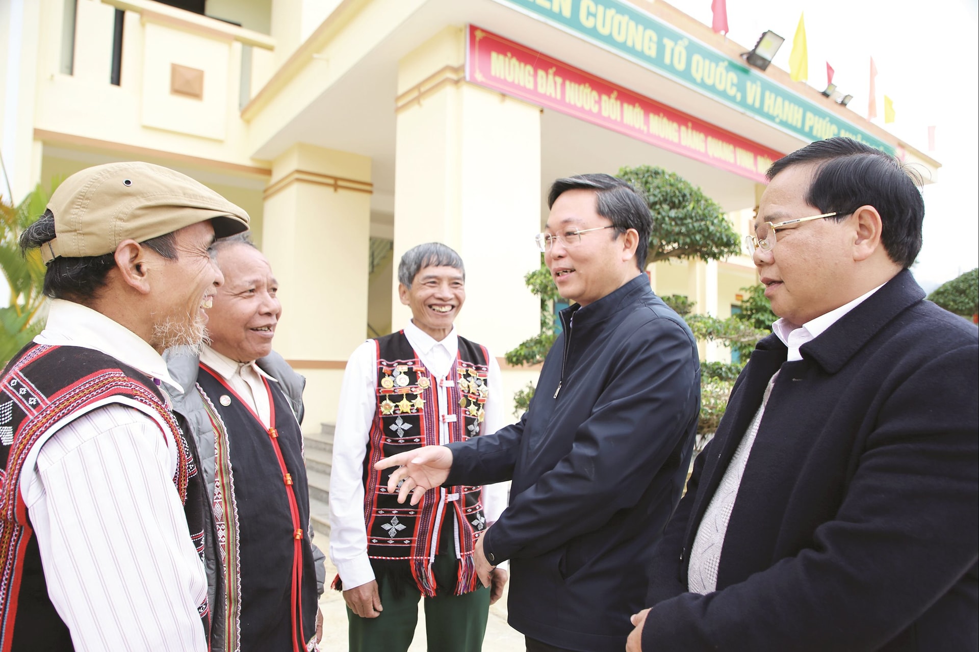 Chủ tịch Ủy ban MTTQ Việt Nam thành phố Đà Nẵng Lê Trí Thanh (thứ 2, bên phải sang) thăm, động viên người có uy tín trong đồng bào dân tộc thiểu số vùng cao. Ảnh: ALĂNG NGƯỚC