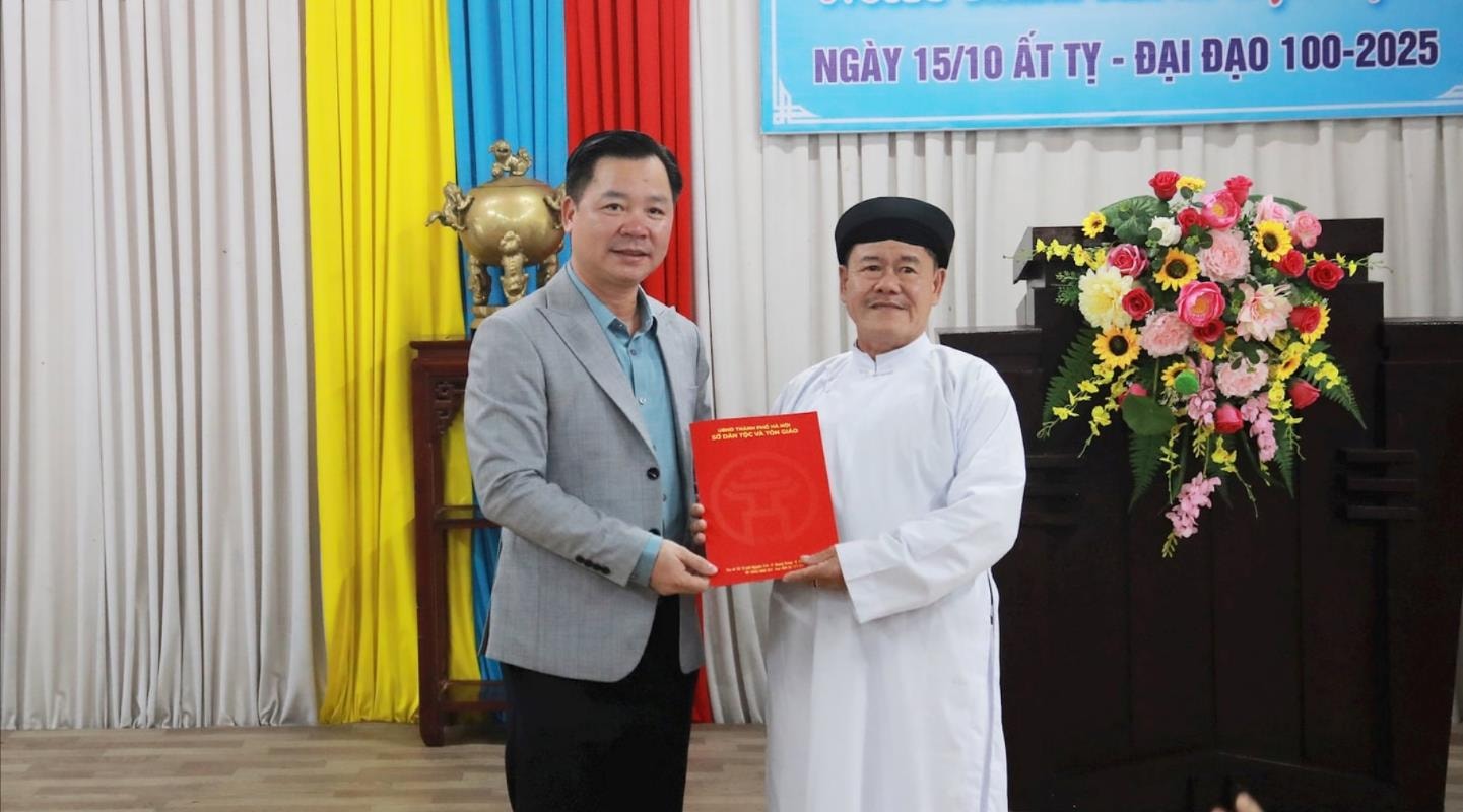 Ledere fra Hanois avdeling for etniske minoriteter og religioner besøkte og overrakte gaver til Cao Dai misjonskirke. Foto: DAC MANH