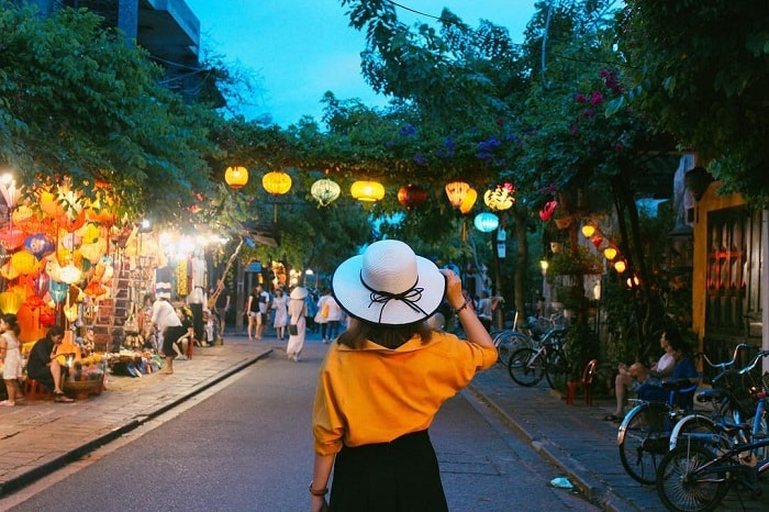Một góc phố cổ Hội An yên bình vào buổi sáng sớm