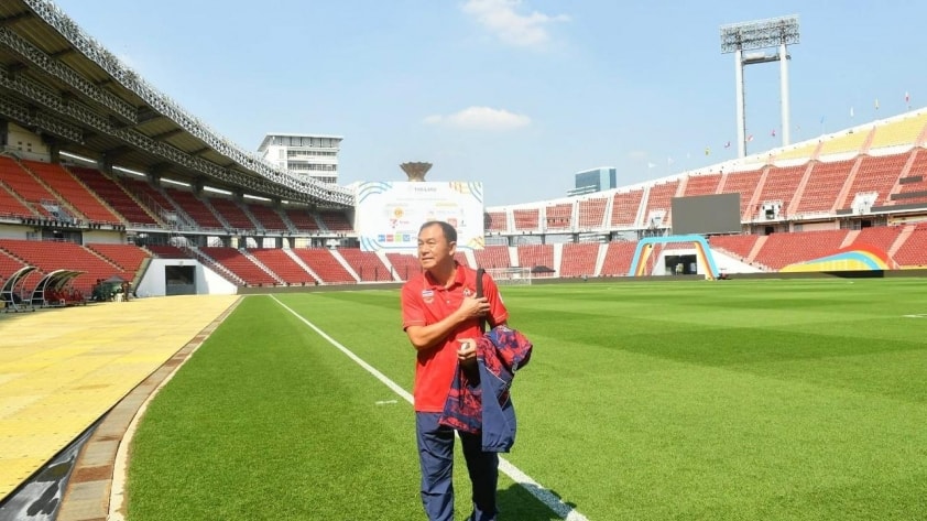 Sân Rajamangala bị hỏng đèn chiếu sáng (Ảnh: thairath)