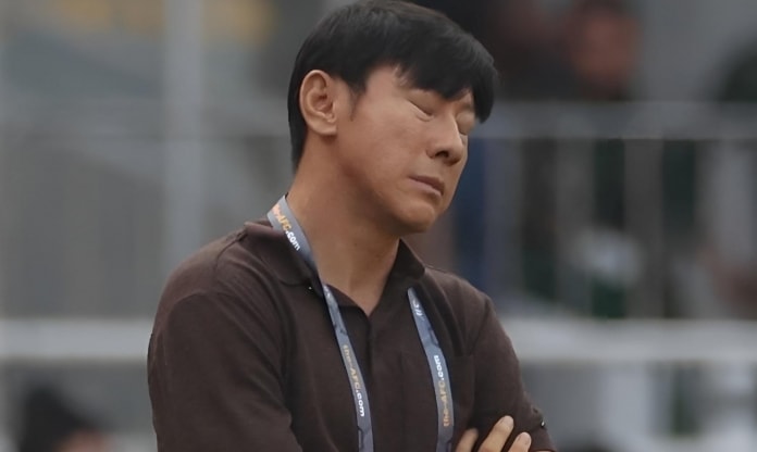 Hình ảnh HLV Shin Tae-yong được truyền thông quan tâm.