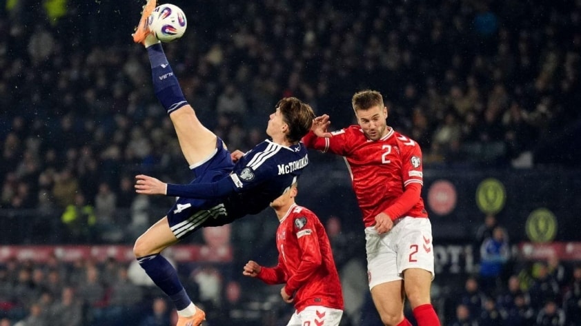 Siêu phẩm của McTominay giúp Scotland đoạt được tấm vé đến với VCK World Cup 2026. (Ảnh: FIFA)