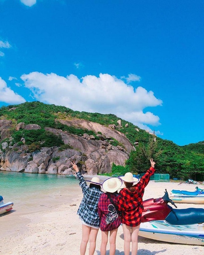 Bãi biển Nha Trang với cáp treo vượt biển nổi tiếng