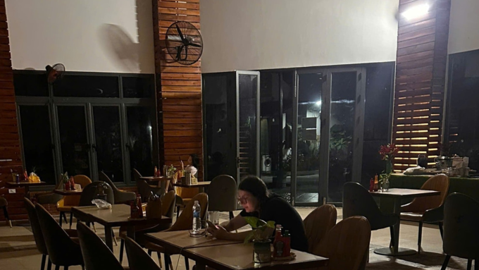 Resort ở phường Dương Đông mất điện trong khi máy phát chỉ đủ cấp điện cho khu vực lễ tân và nhà hàng.