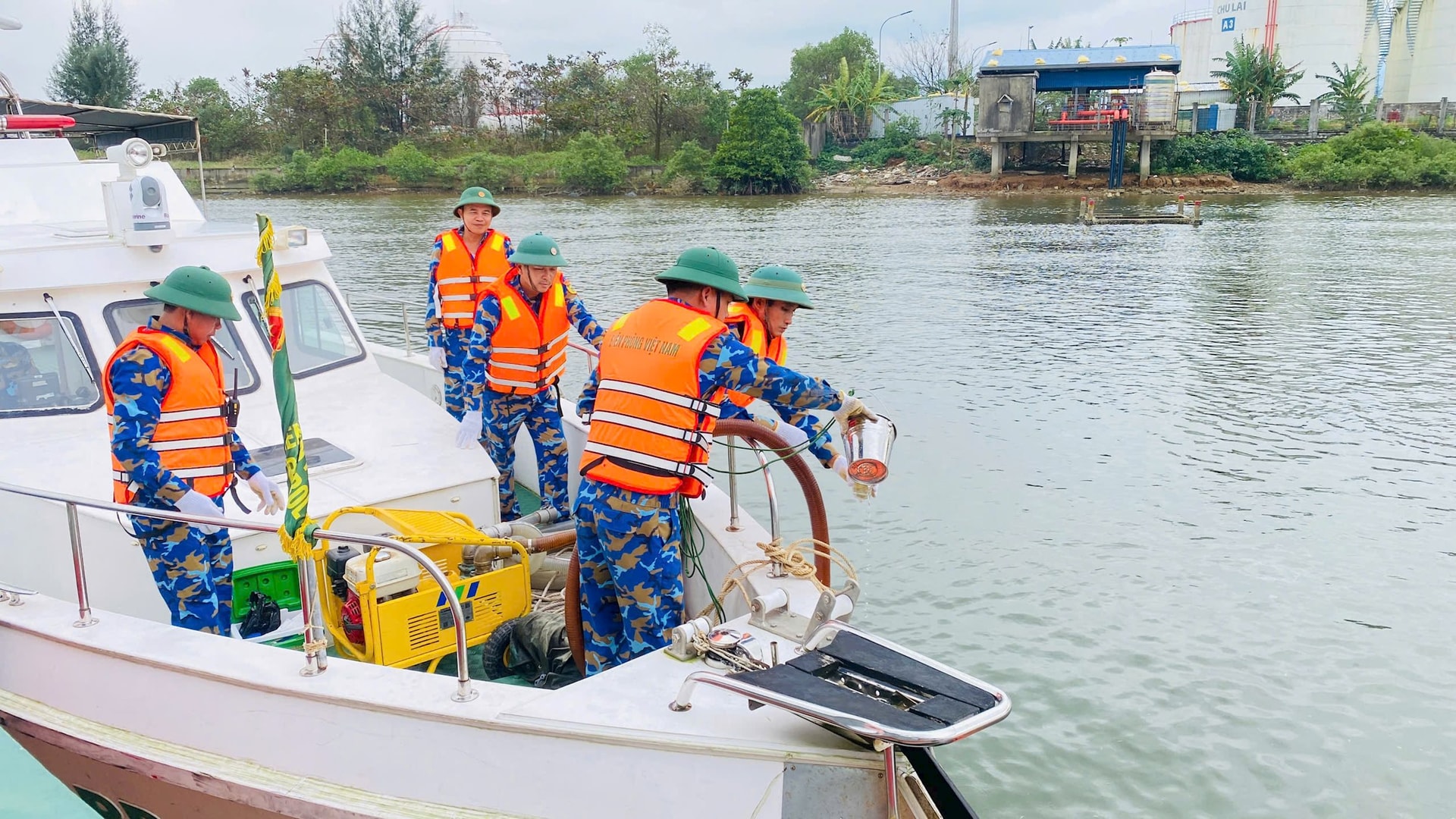 Lấy mẫu phân tích chất lượng môi trường. Ảnh: HỒNG ANH