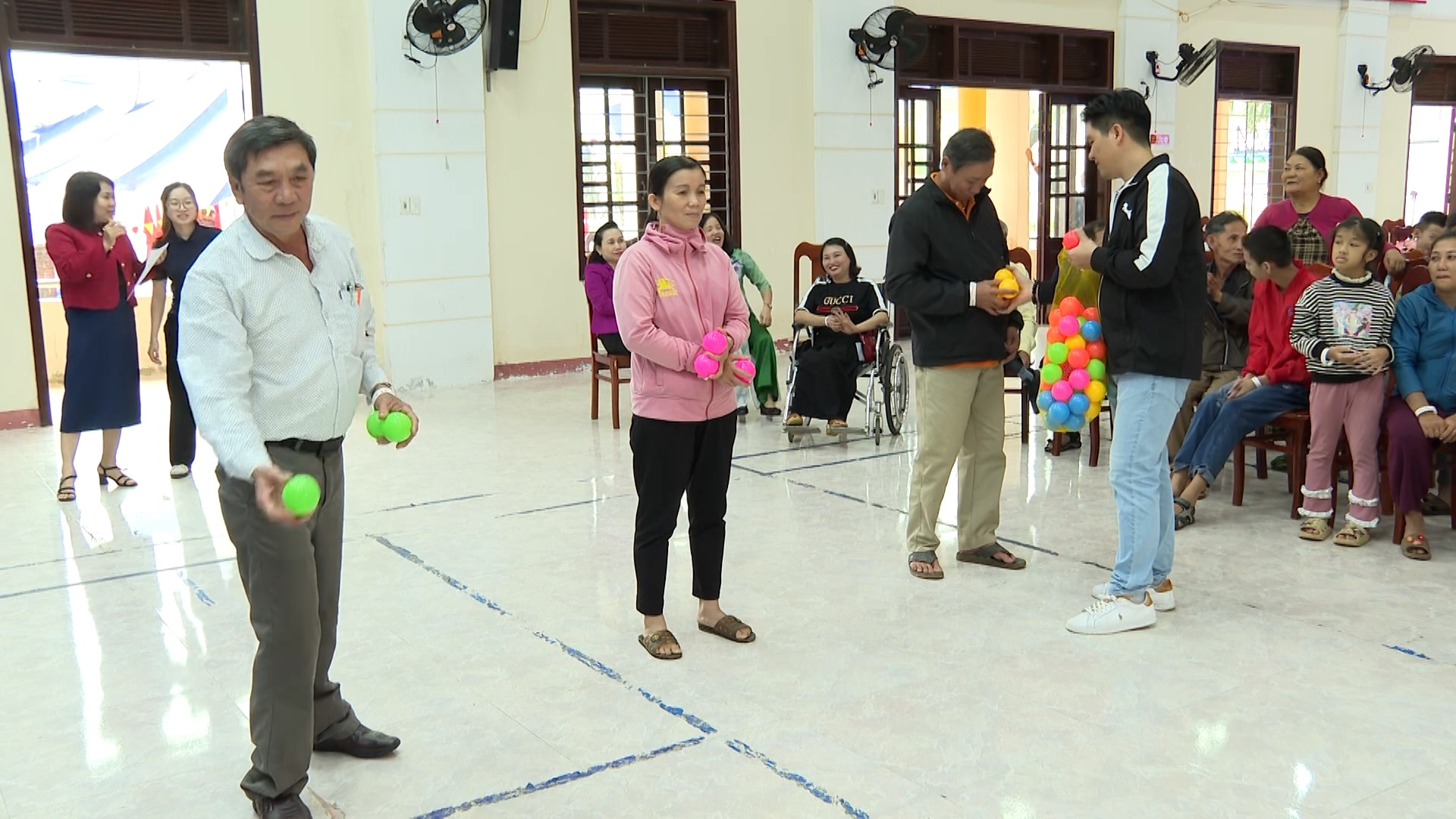 Специалисты Исследовательского центра инклюзивного развития (RCI) помогают людям с ограниченными возможностями участвовать в мероприятиях фестиваля. Фото: Ань Цюань