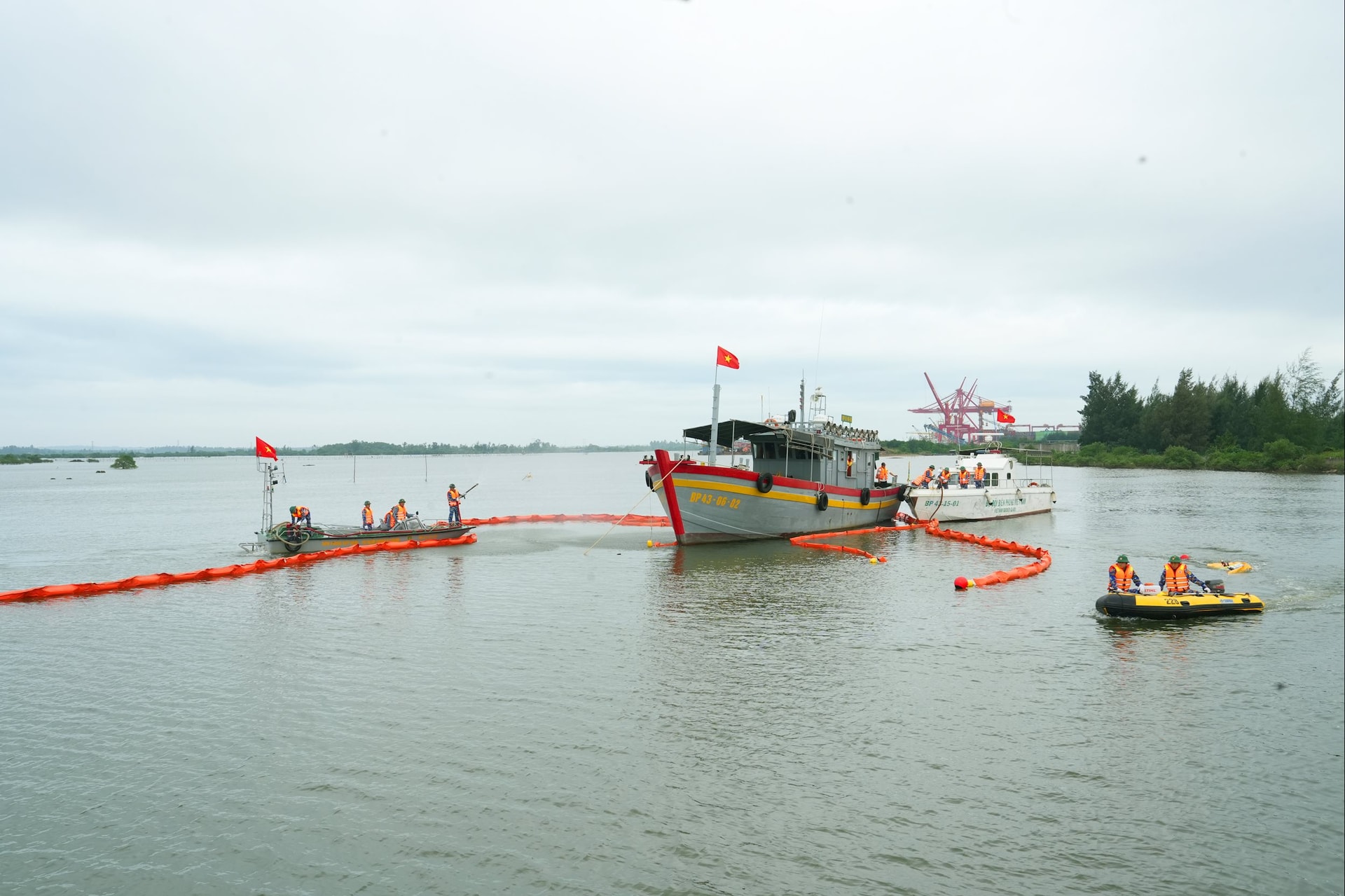 Bộ đội Biên phòng thành phố Đà Nẵng diễn tập ứng phó sự cố tràn dầu. Ảnh: HỒNG ANH
