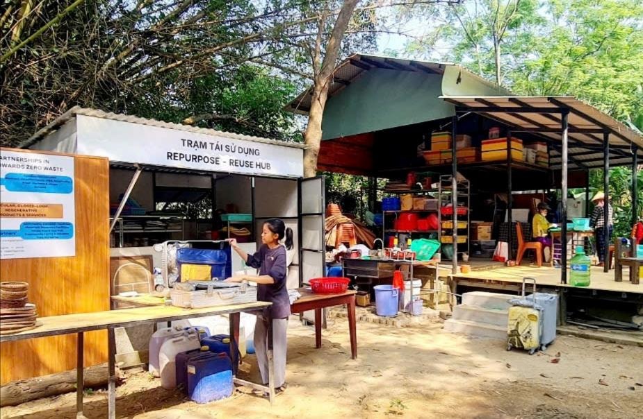 Paní Pham Minh Tu se podílí na procesu recyklace mýdla v