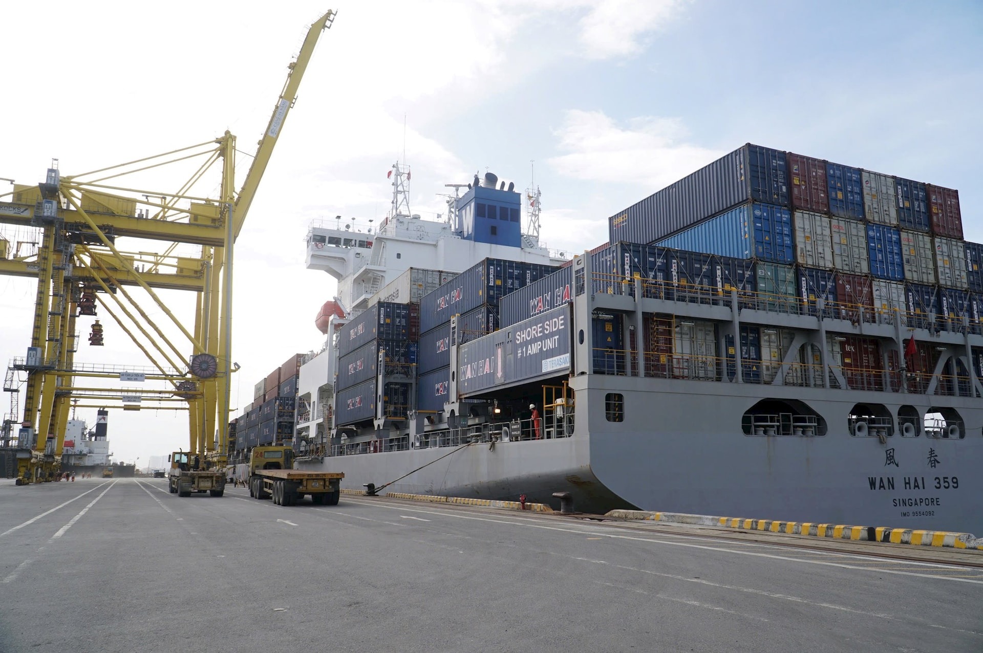 ជាមួយនឹងទីតាំងយុទ្ធសាស្ត្ររបស់ខ្លួន ទីក្រុង Da Nang មានប្រព័ន្ធហេដ្ឋារចនាសម្ព័ន្ធចរាចរណ៍ស្របគ្នា និងចម្រុះ ដែលជាអត្ថប្រយោជន៍សម្រាប់ទីក្រុង Da Nang ដើម្បីបំបែក និងក្លាយជាខ្សែសង្វាក់ផ្គត់ផ្គង់នៃអាស៊ី-ប៉ាស៊ីហ្វិក។ ជាមួយនឹងទីតាំងយុទ្ធសាស្ត្ររបស់ខ្លួន ទីក្រុង Da Nang មានប្រព័ន្ធហេដ្ឋារចនាសម្ព័ន្ធចរាចរណ៍ស្របគ្នា និងចម្រុះ ដែលជាអត្ថប្រយោជន៍សម្រាប់ទីក្រុង Da Nang ដើម្បីបំបែក និងក្លាយជាខ្សែសង្វាក់ផ្គត់ផ្គង់នៃអាស៊ីប៉ាស៊ីហ្វិក។