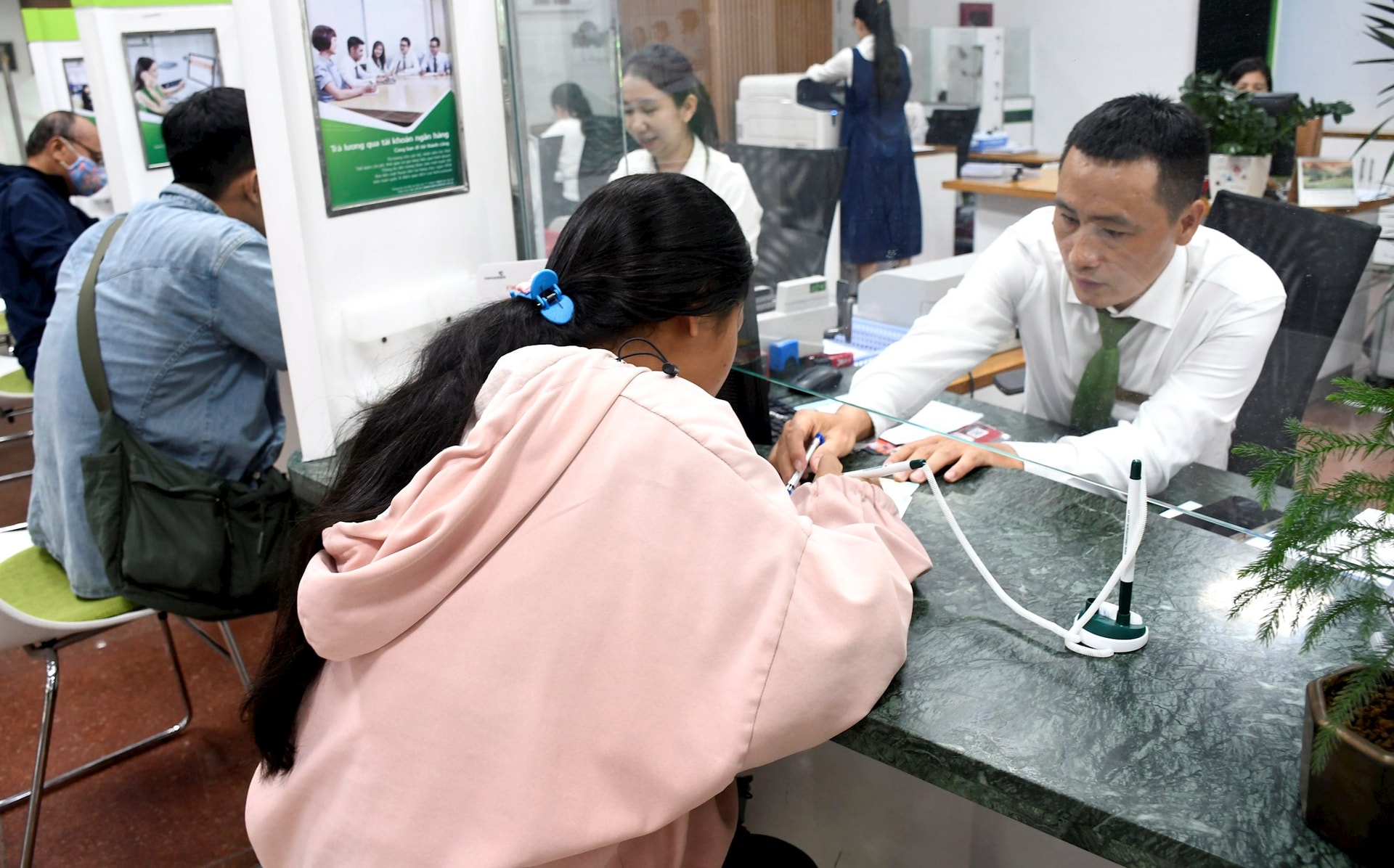 Các ngân hàng thương mại trên địa bàn thành phố Đà Nẵng đang đẩy nhanh cho vay sản xuất, kinh doanh cuối năm. Ảnh: QUANG VIÊT