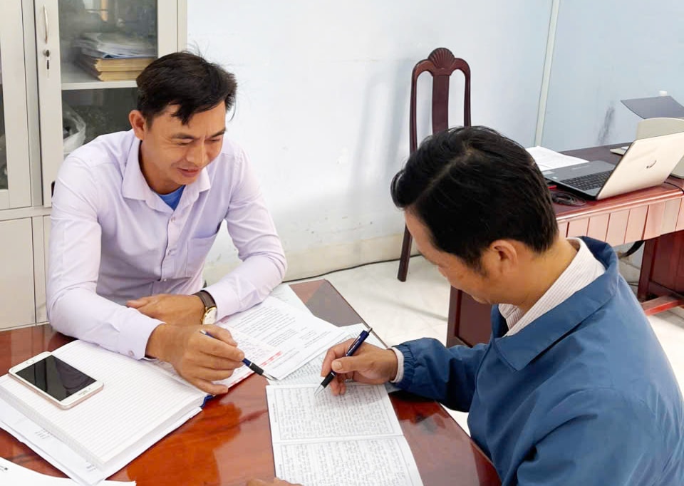 Đảng bộ xã Đồng Dương phân công nhiệm vụ hỗ trợ quần chúng ưu tú viết hồ sơ xin được đứng vào hàng ngũ của Đảng