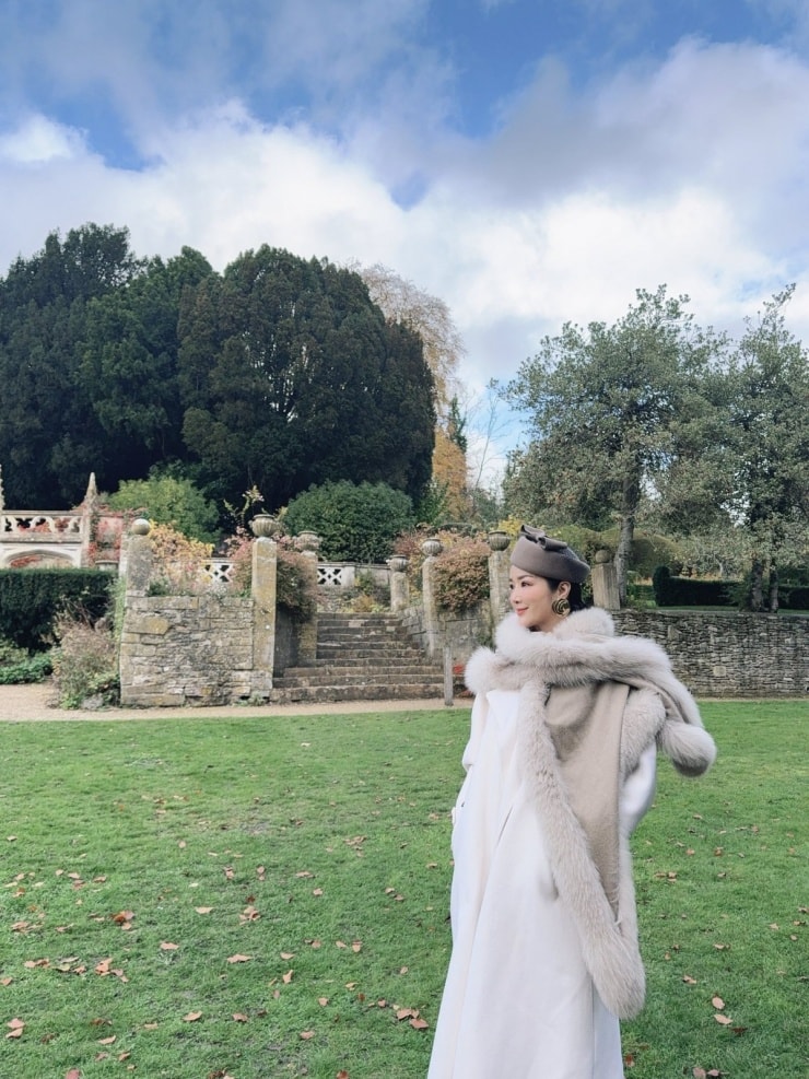 Cây cầu đá cổ kính bắc qua dòng suối Bybrook ở Castle Combe.