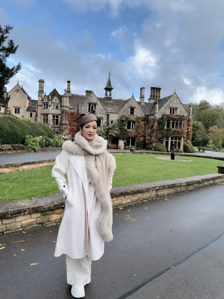 Một góc phố cổ kính tại Castle Combe với những ngôi nhà đá đặc trưng.
