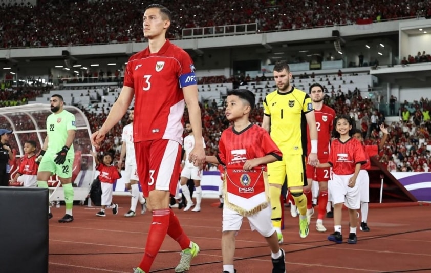 Jay Idzes trong màu áo đội tuyển Indonesia. Anh nhanh chóng trở thành thủ lĩnh hàng phòng ngự.