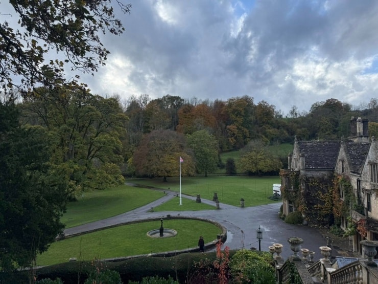 Toàn cảnh làng cổ Castle Combe với những ngôi nhà đá và cây cầu bắc qua suối.