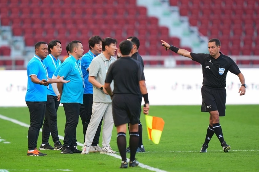 HLV Ha Hyeok Jun (U22 Lào) không hài lòng về quyết định bẻ còi của trọng tài