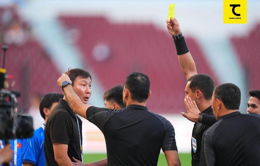 HLV Kim Sang Sik nhận thẻ vàng