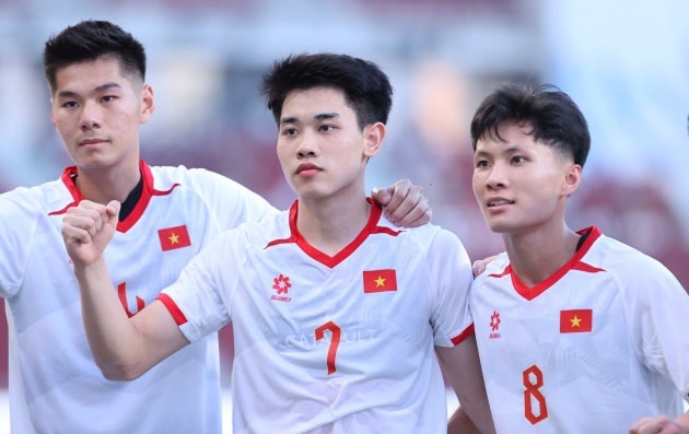 Đình Bắc tự tin khi lập cú đúp.