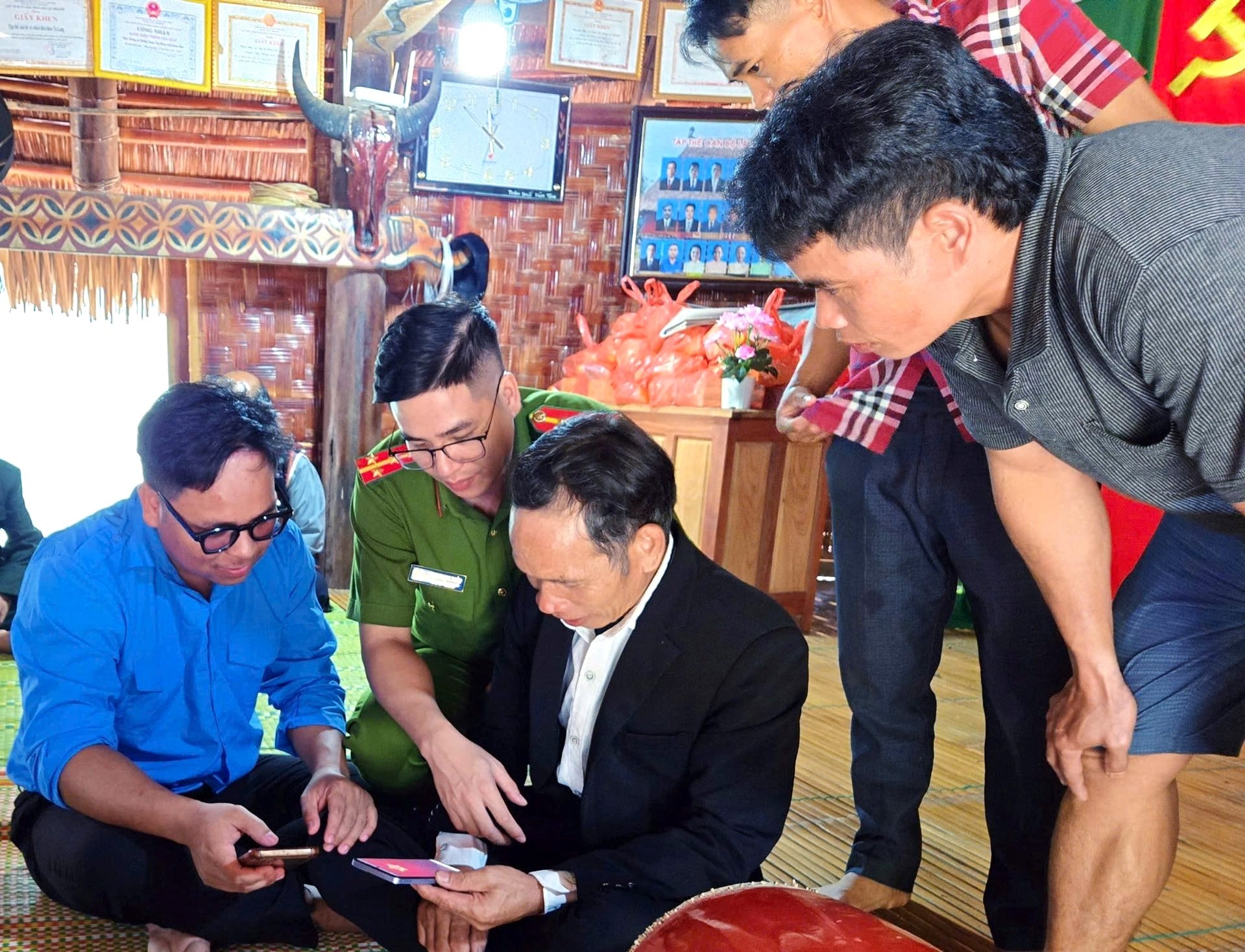 Người dân được hướng dẫn truy cập Internet và thực hiện giao dịch trực tuyến.
