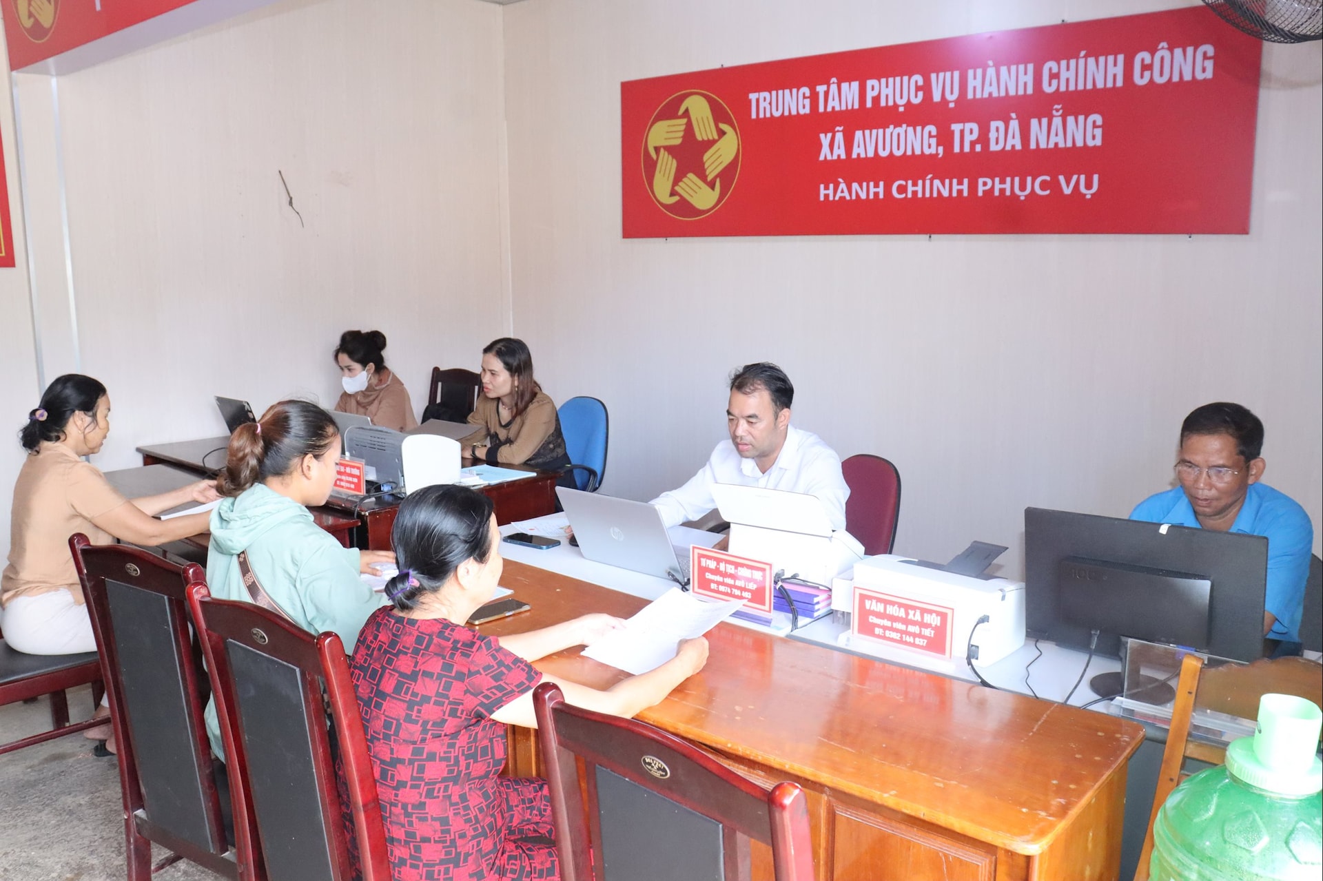 Trung tâm phục vụ hành chính công xã Avương được bố trí cơ sở vật chất đầy đủ, bảo đảm tiếp nhận và giải quyết thủ tục hành chính thuận lợi cho người dân.