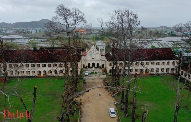 Một góc hành lang sâu hun hút với những dãy cột và mái vòm đặc trưng của kiến trúc Gothic.