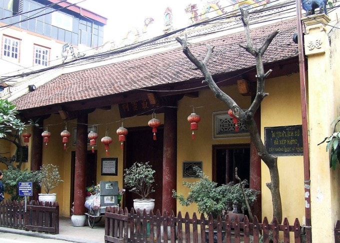 Trước cửa đền Bạch Mã ở phường Hoàn Kiếm. Ảnh: Tripadvisor