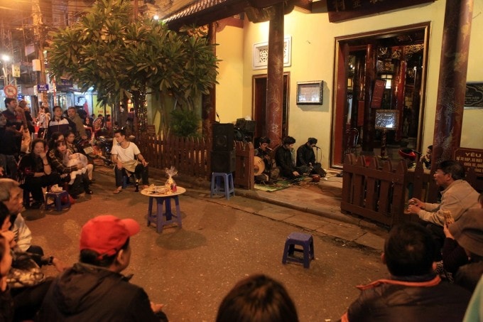 Đền Bạch Mã (ngã tư hàng Buồm - Hàng Giầy) là nơi biểu diễn loại hình nhạc truyền thống như xẩm, ca trù, chầu văn. Ảnh: LÊ BÍCH