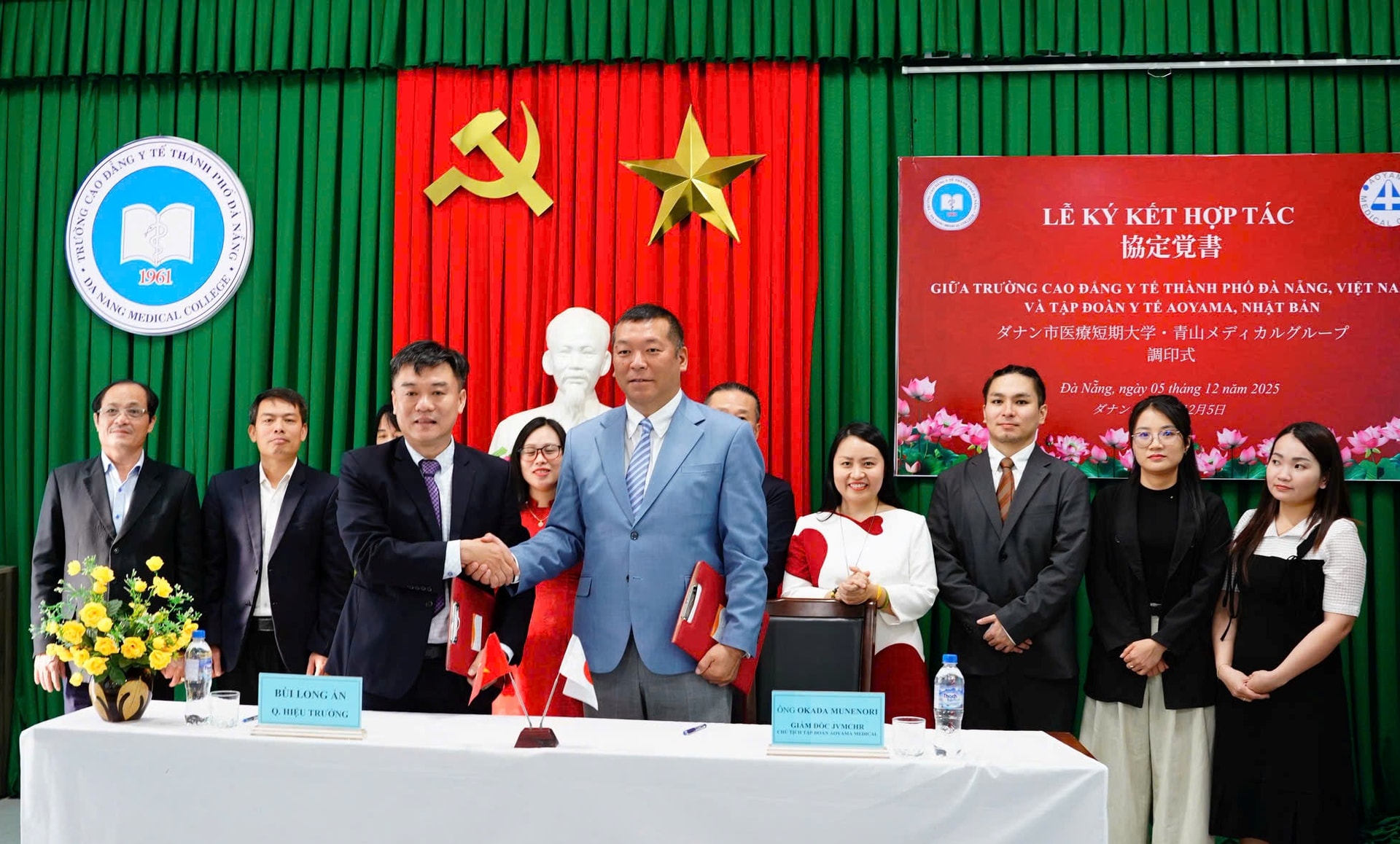 Quyền Hiệu trưởng Trường Cao đẳng Y tế thành phố Đà Nẵng Bùi Long Ẩn và Chủ tịch Tập đoàn Y tế Aoyama, ông Okada Munenori ký kết hợp tác. Ảnh: HOÀNG LIÊN