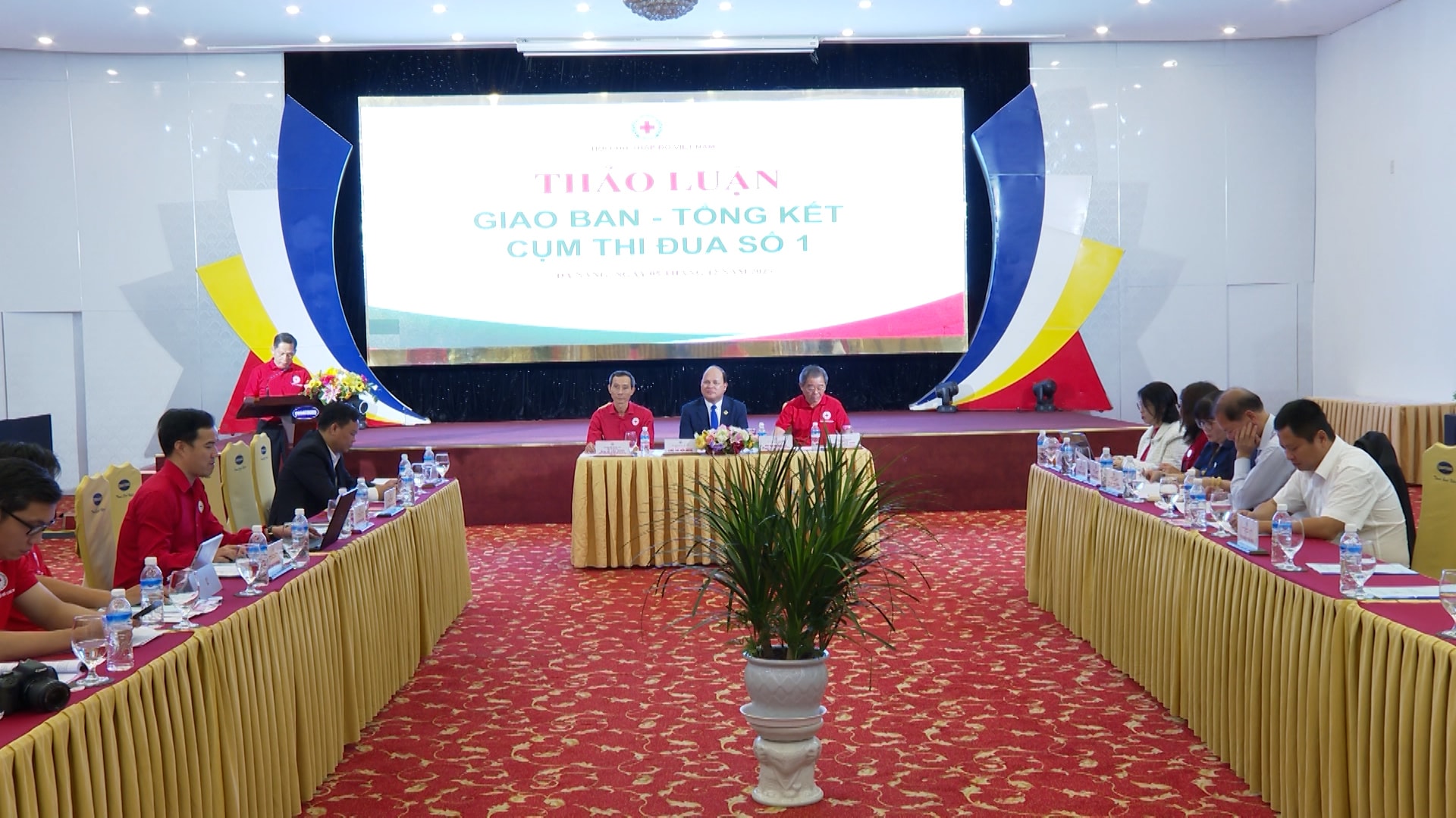 T12 - 5 KONKURRANSEKLYNGER NR. 1 SPREDER HUMANITÆRE AKTIVITETER.00_01_19_02.Still003