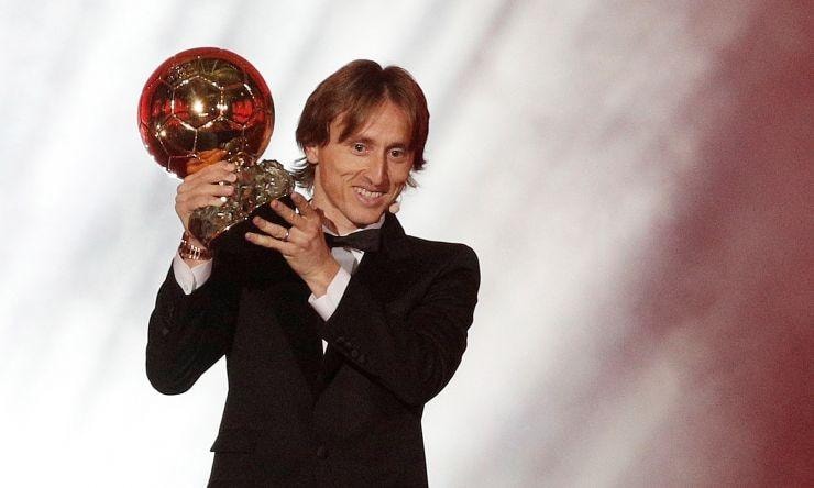 Modric cũng thành công trong sự nghiệp khi đạt được 6 chức vô địch UCL và danh hiệu QBV 2018. (Ảnh: France Football)