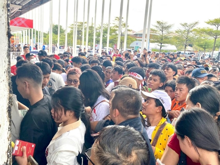 Hàng dài người hâm mộ chờ vào sân xem cuộc đối đầu giữa ĐT nữ Myanmar và ĐT nữ Philippines.