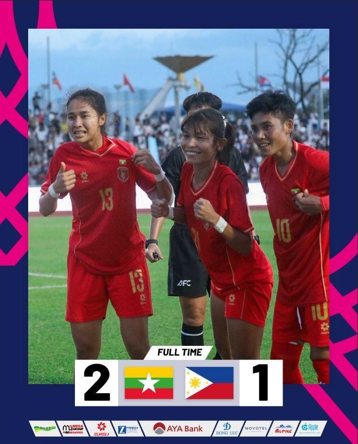 Các cầu thủ nữ Myanmar ăn mừng chiến thắng quan trọng trước Philippines.