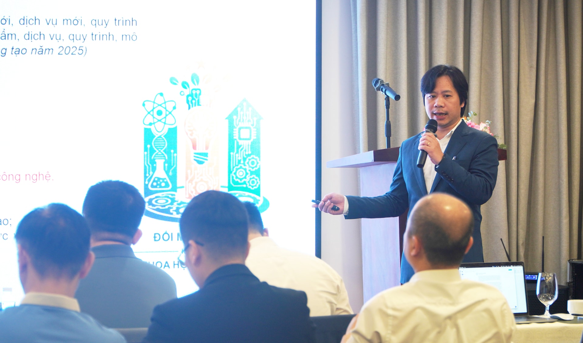 Mr. Nguyen Truong Phi shared about policies to promote innovation and form innovation centers.