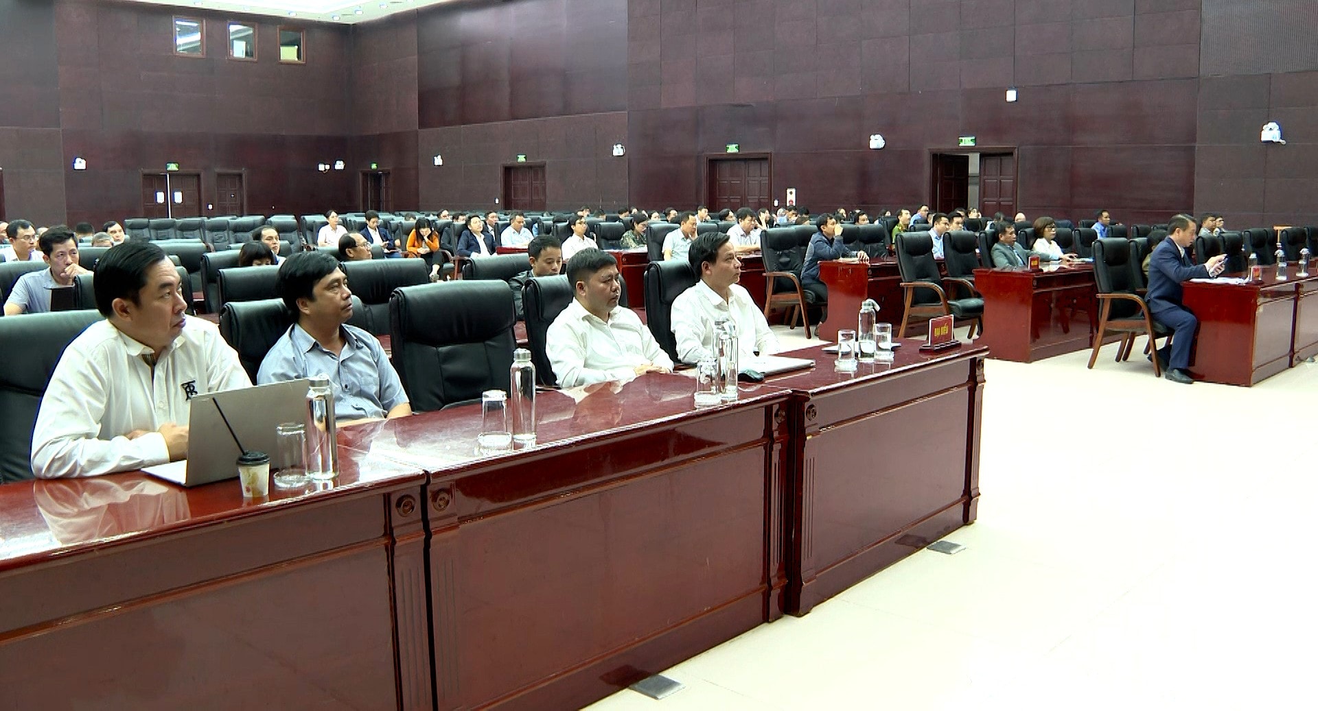 T12-6 នាយកដ្ឋានកសិកម្ម និងបរិស្ថាន ការបណ្តុះបណ្តាលធនធានរ៉ែ.mp4.00_00_31_01.Still002