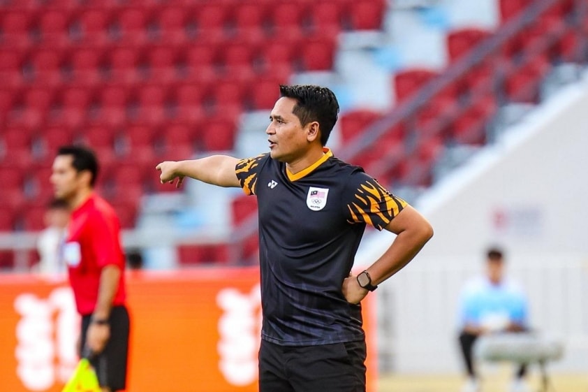HLV Nafuzi Zain của U22 Malaysia phát biểu trong buổi họp báo.
