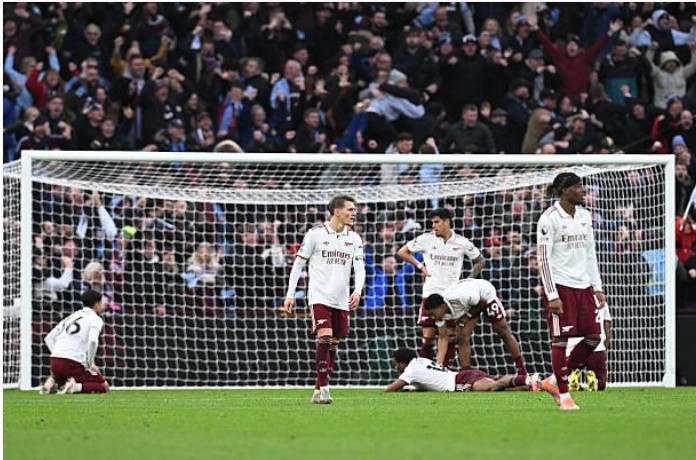 Sức ép từ Villa khiến hàng thủ Arsenal vụn vỡ.