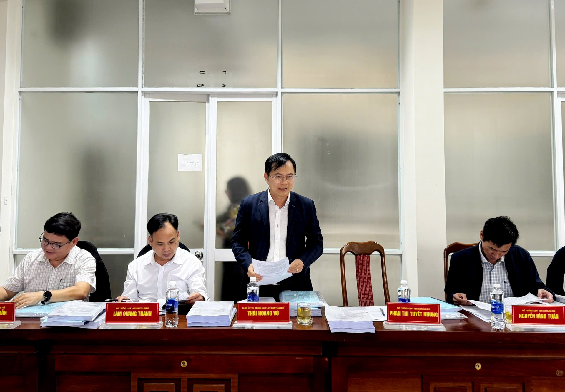 Trưởng ban Kinh tế - Ngân sách HĐND thành phố Thái Hoàng Vũ chủ trì phiên thẩm tra. Ảnh: T. HUY